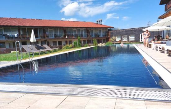 Yoga-Retreat am Edelstahl-Pool